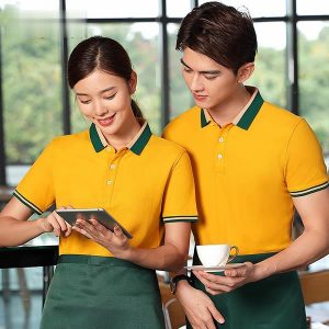 Áo polo đồng phục nhà hàng màu vàng phối bo dệt xanh, kem GUN1980080